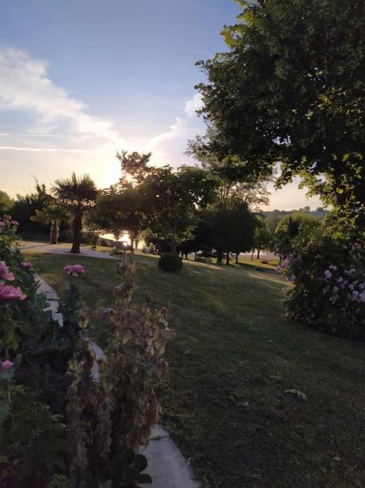 Grande Maison Avec Vue Sur Le Lac Saramon Buitenkant foto